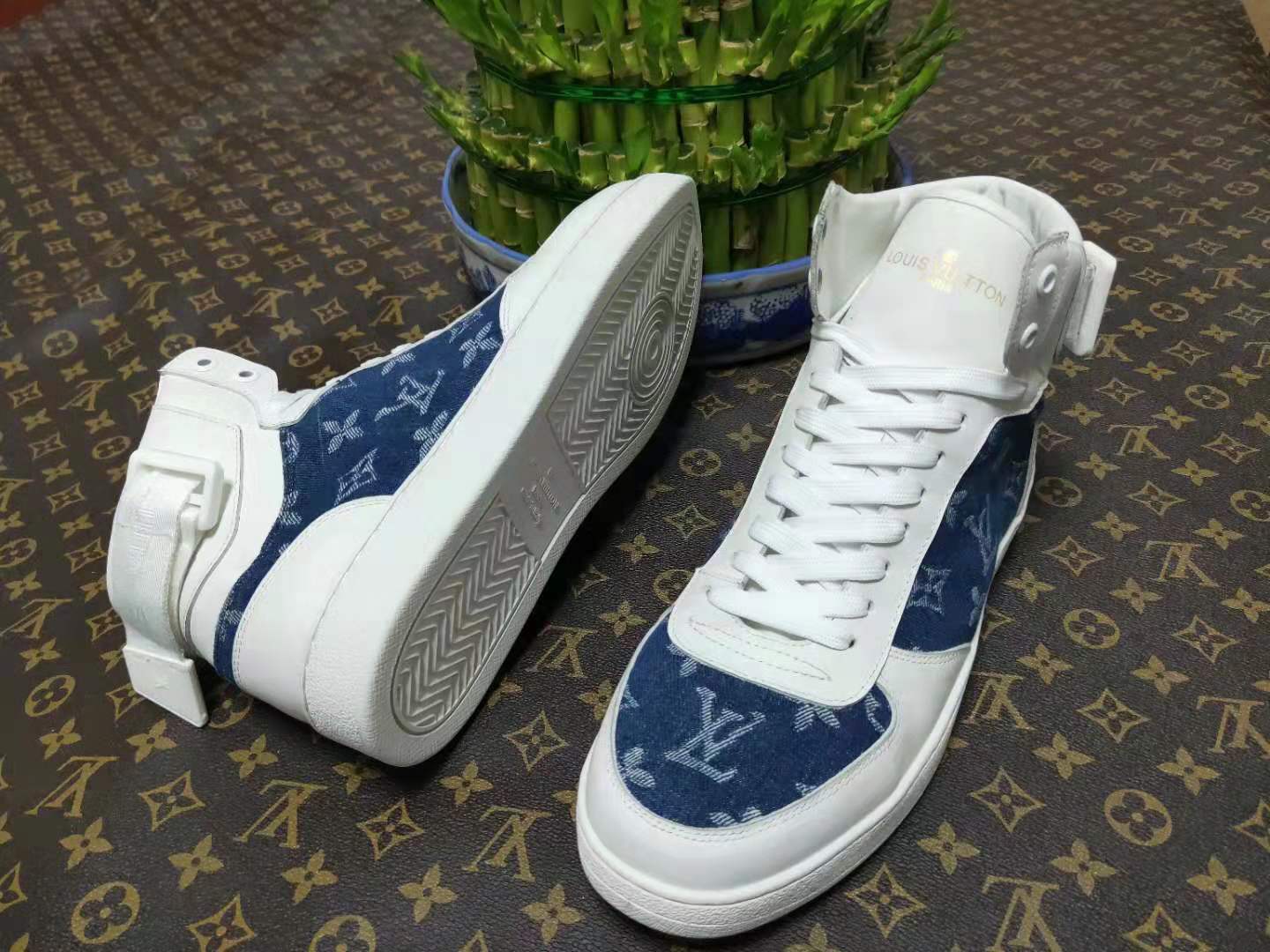 The Bags Vibe - Louis Vuitton Rivoli White Blue Sneaker