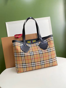 Burberry Giant Reversible Tote in Vintage Check- Black