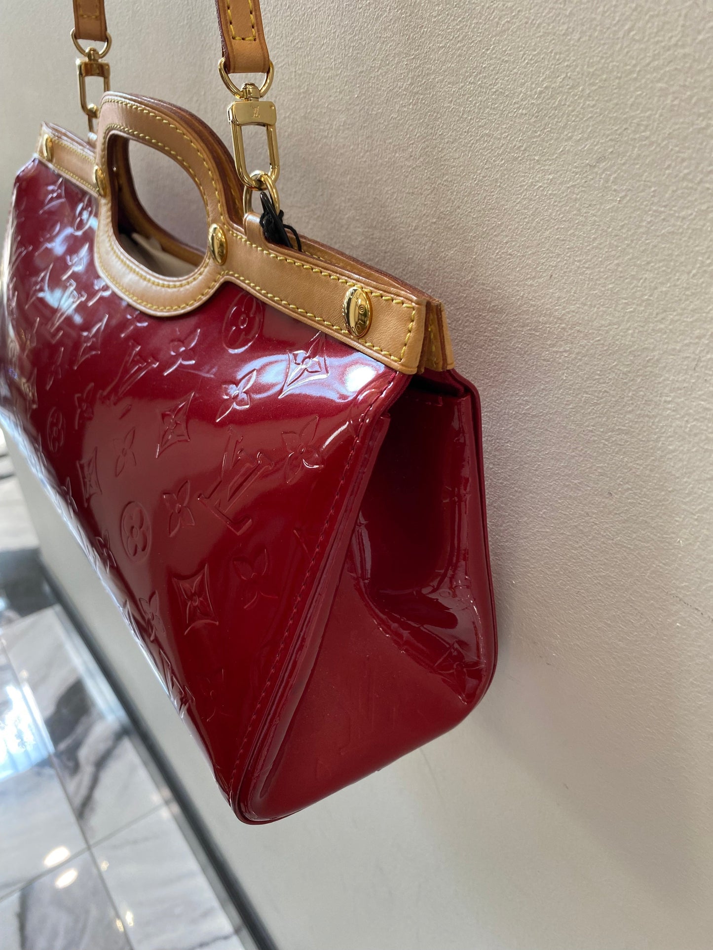 LOUIS VUITTON VERNIS ROXBURY DRIVE BAG POMME D'AMOUR