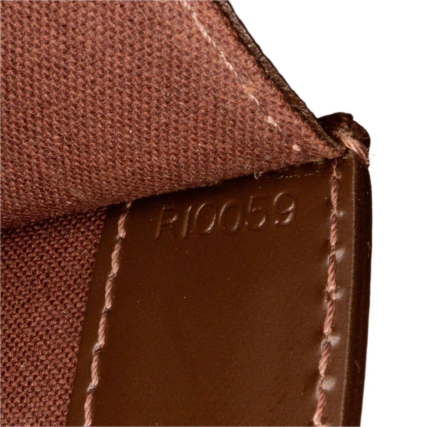 Louis Vuitton Taiga Robusto 2 (SHG-iJSVha)