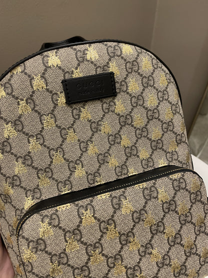 Gucci Bee GG Supreme Backpack Black / Gold