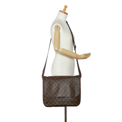 Louis Vuitton Beaubourg MM Monogram Canvas