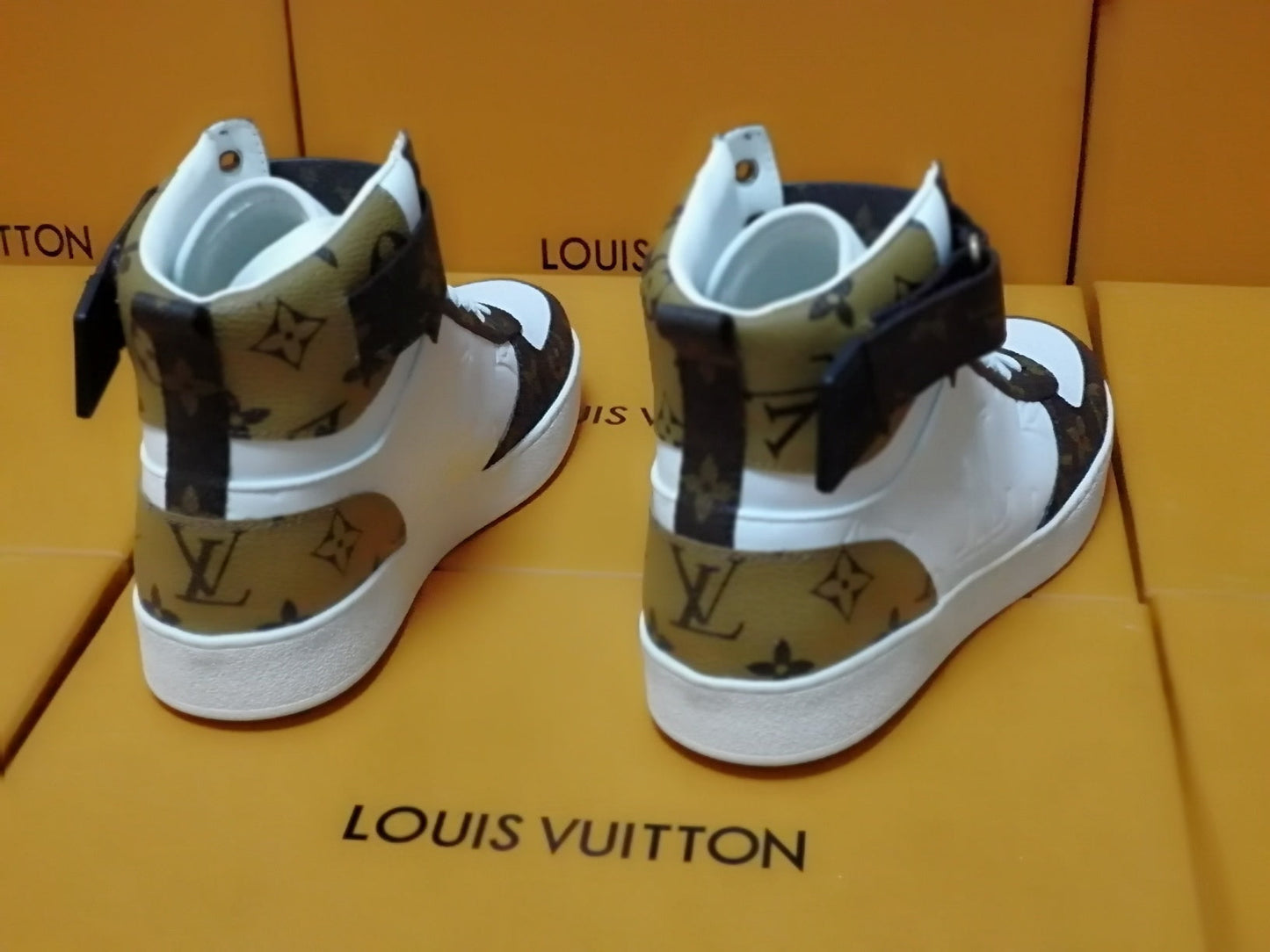 The Bags Vibe - Louis Vuitton Rivoli White Brown Sneaker