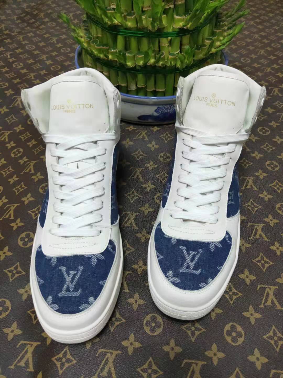 The Bags Vibe - Louis Vuitton Rivoli White Blue Sneaker