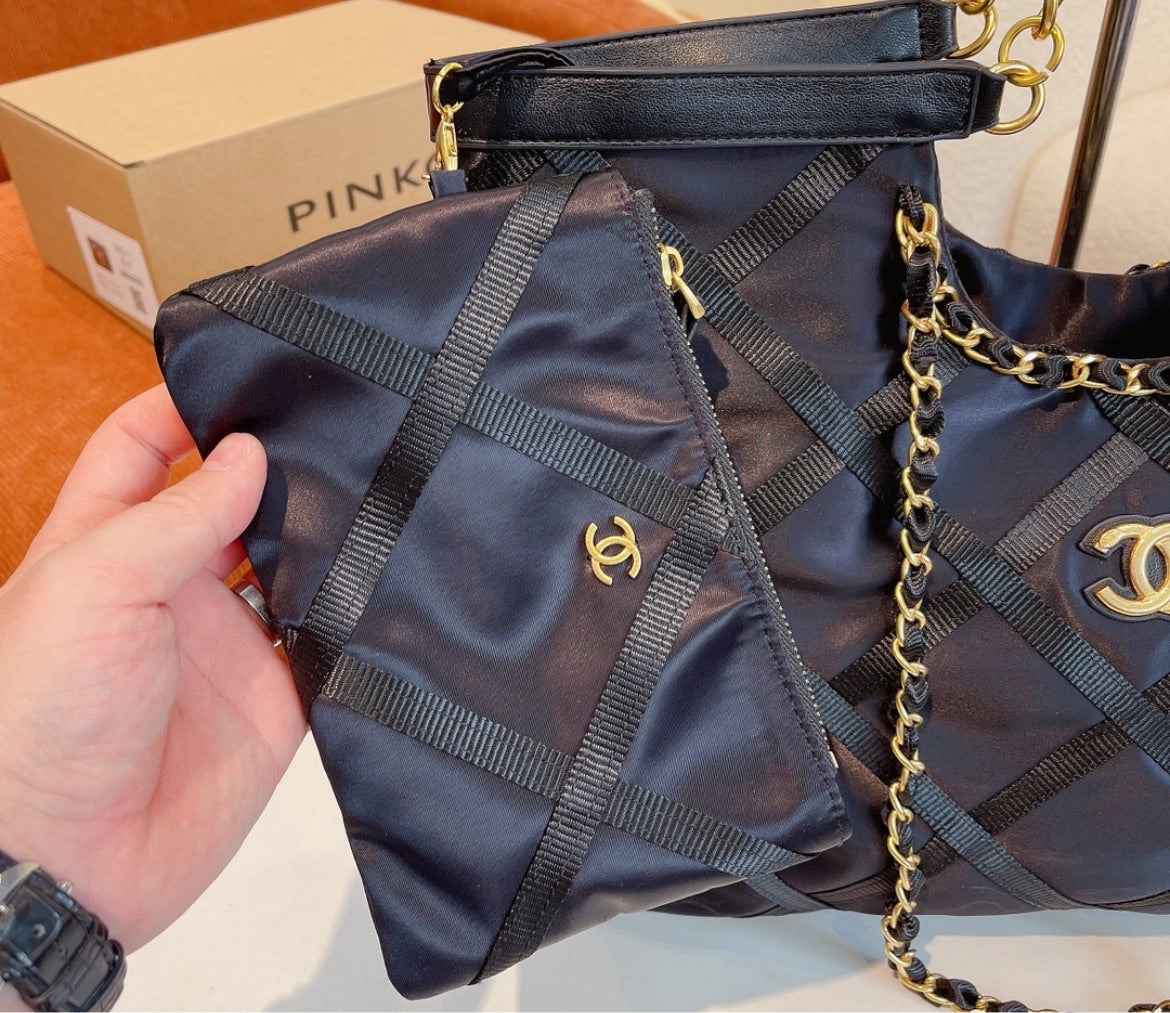 New woman Chanel shoulder handbag