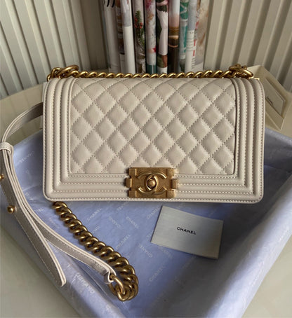 New woman Chanel shoulder handbag