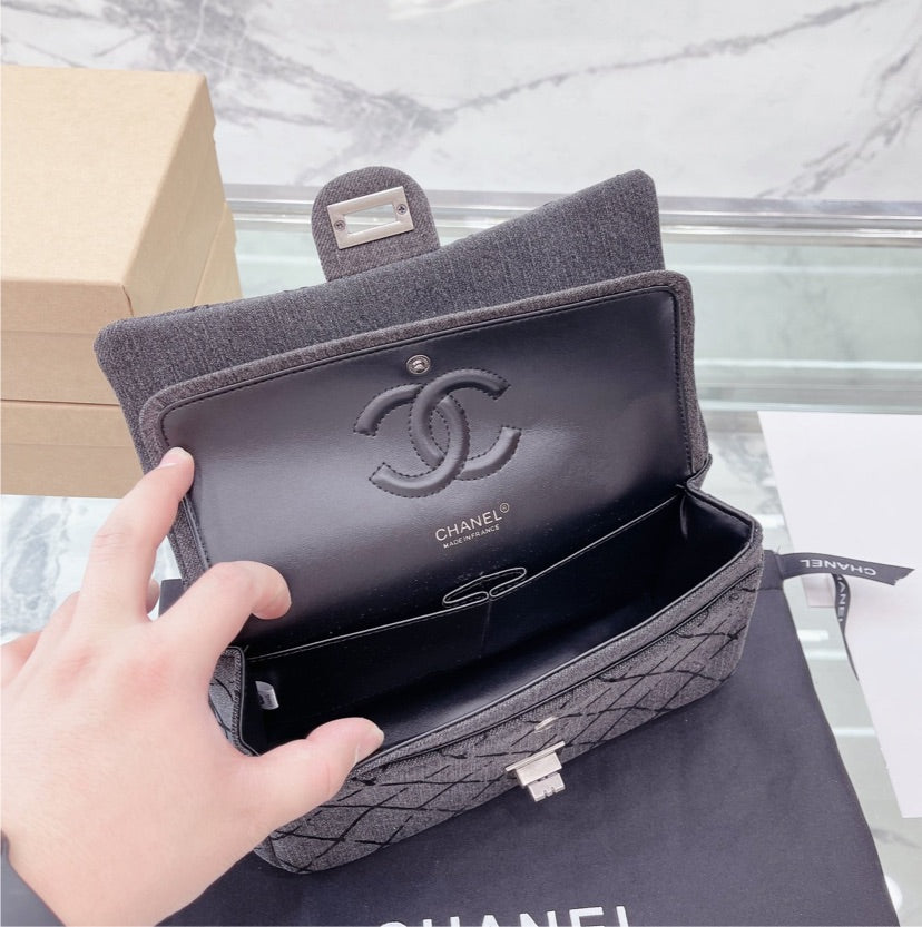 Woman Chanel shoulder handbag