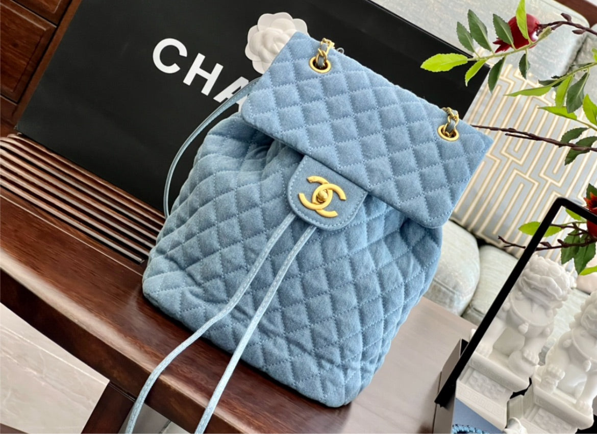 Woman Chanel shoulder backpack