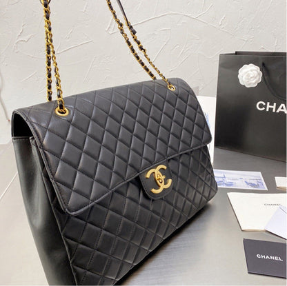 Woman large Chanel shoulder handbag