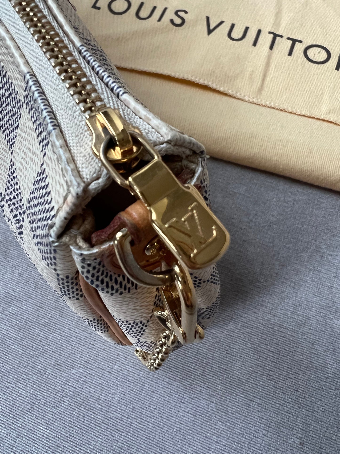 Louis Vuitton Eva Clutch Damier Azur