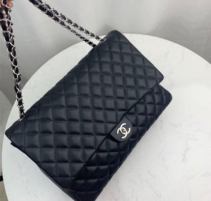 Woman New Chanel shoulder handbag