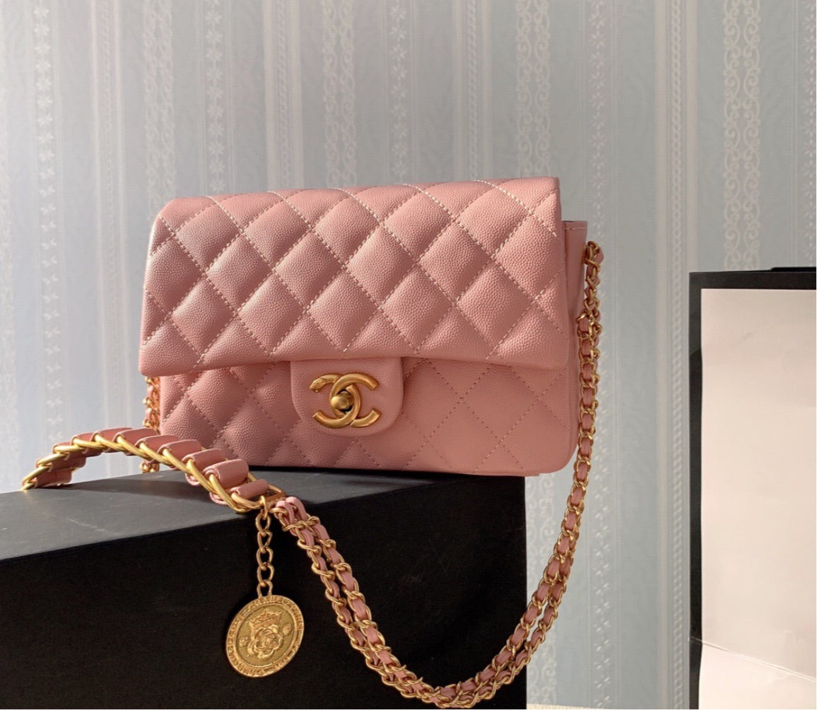 Woman Chanel shoulder handbag