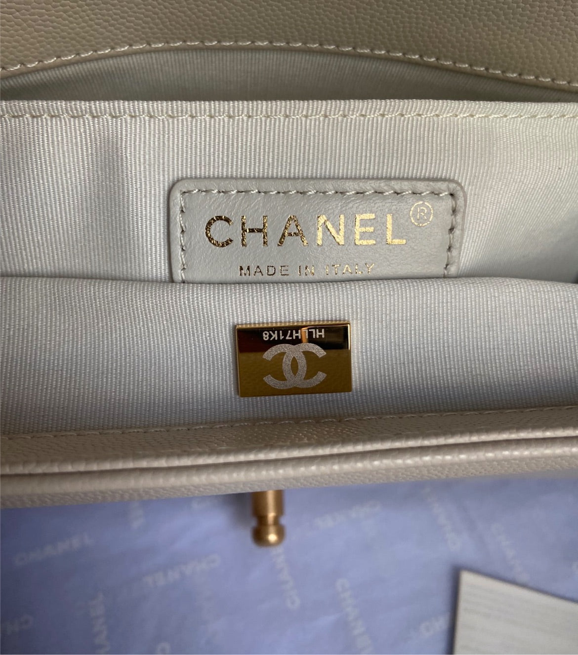 New woman Chanel shoulder handbag