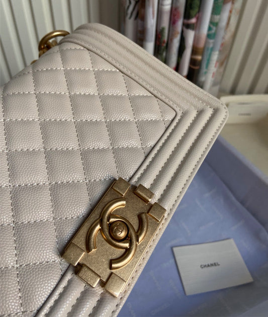 New woman Chanel shoulder handbag