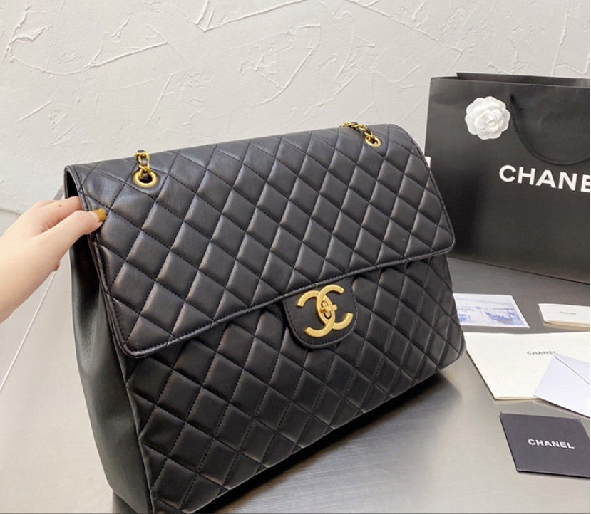 Woman large Chanel shoulder handbag